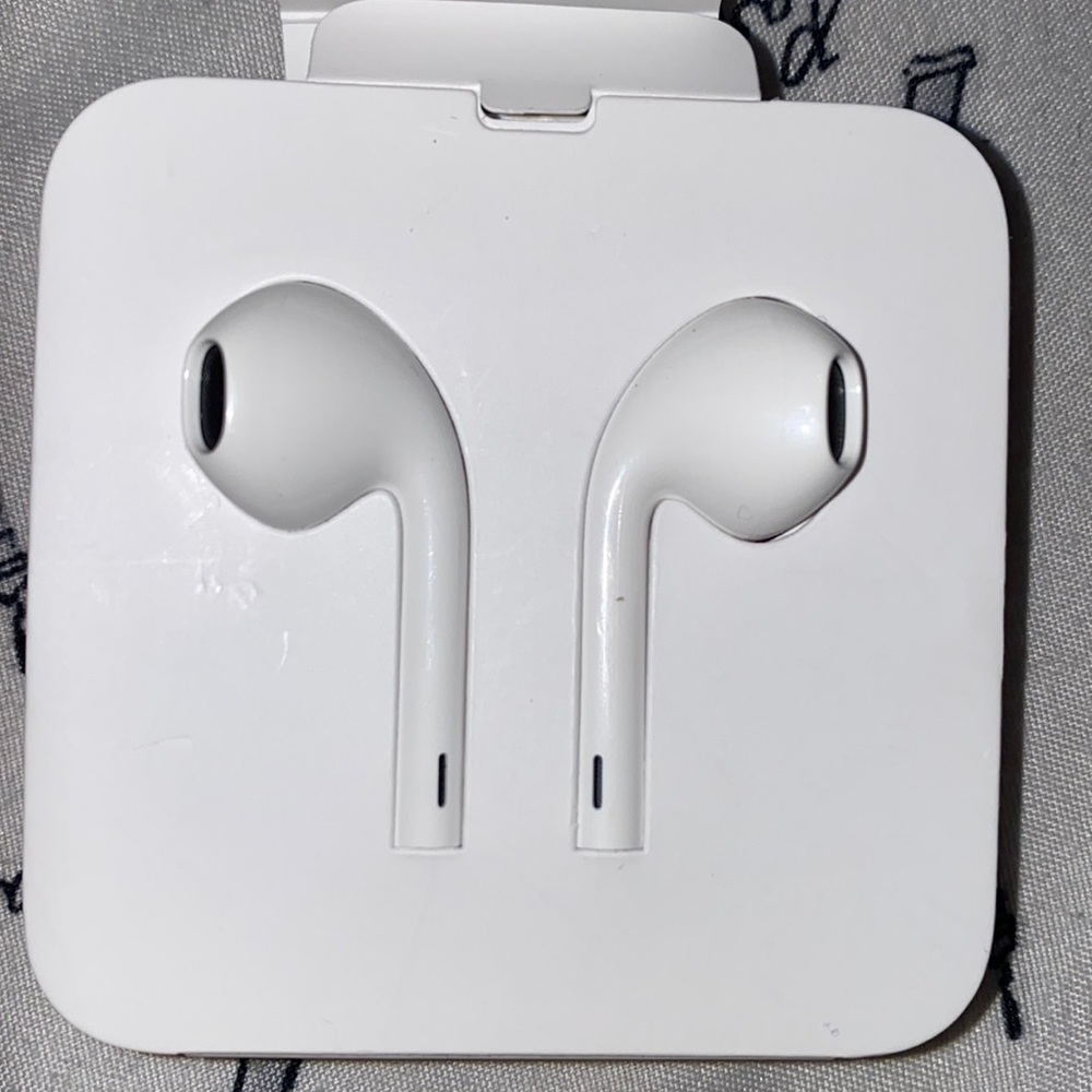 Apple headphones with lightening connector